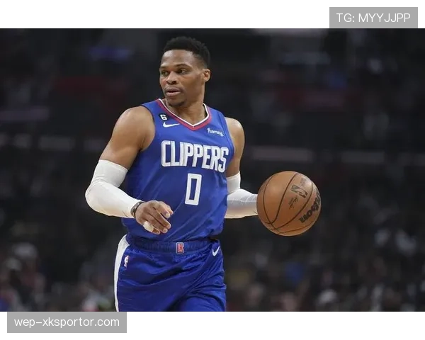 威斯布鲁克改变持球节奏，主导快攻提升转换效率