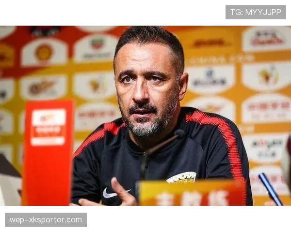 博斯克执教风格以稳健控球与战术纪律著称，强调团队协作与攻守平衡