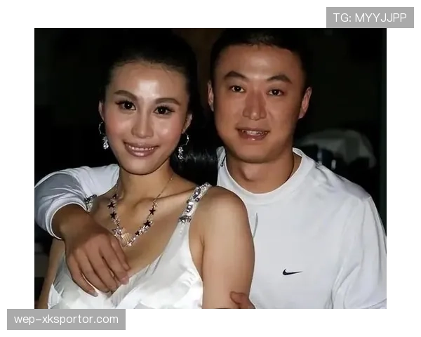 马琳安静刷手机,旁边却是掉金子的不二家,你说这生活差得哪去了?